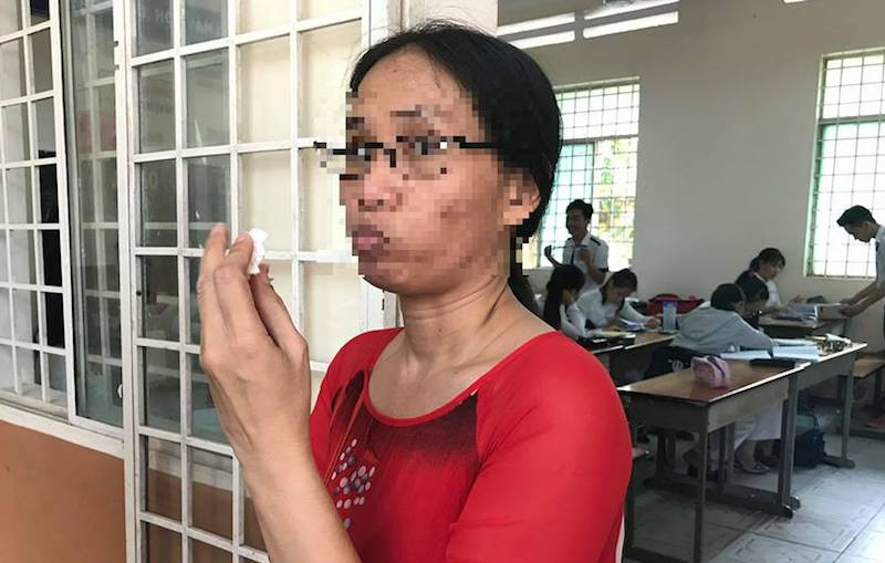 Cô giáo im lặng khiến học sinh bật khóc bị đình chỉ dạy