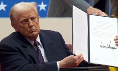 Tổng thống Trump ký cả trăm sắc lệnh: Chặn nhập cư, rút khỏi Thỏa thuận Paris