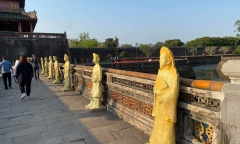 Thu hồi hàng tượng lạ đặt trước cửa Ngọ môn Huế khiến du khách 'giật mình'