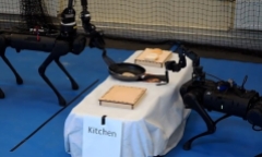 Video: Độc đáo hai chú chó robot làm bánh mì kẹp thịt