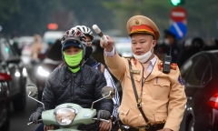 CSGT Hà Nội vất vả phân luồng trong ngày đầu điều chỉnh nút giao Ngã Tư Sở