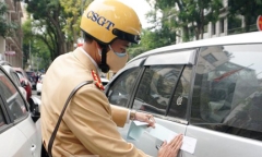 Hà Nội: CSGT xử lý ô tô chiếm lòng đường, vỉa hè ở quận Hoàn Kiếm