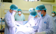 Bác sĩ 2 bệnh viện phối hợp cứu sản phụ mang thai đôi mắc ung thư vú tái phát