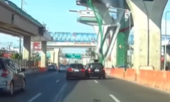 Tấm bê tông khổng lồ đổ sập, suýt đè trúng ô tô