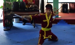 Ngả mũ trước bài múa rìu của võ sinh dị tật 2 chân 1 tay