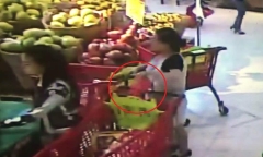 Clip: Bà bầu nổi lòng tham, trộm ví trong giỏ hàng ở siêu thị nhanh như cắt