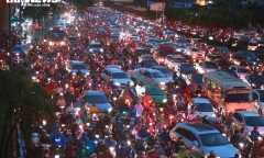 Giao thông TP.HCM tê liệt nhiều giờ sau mưa lớn