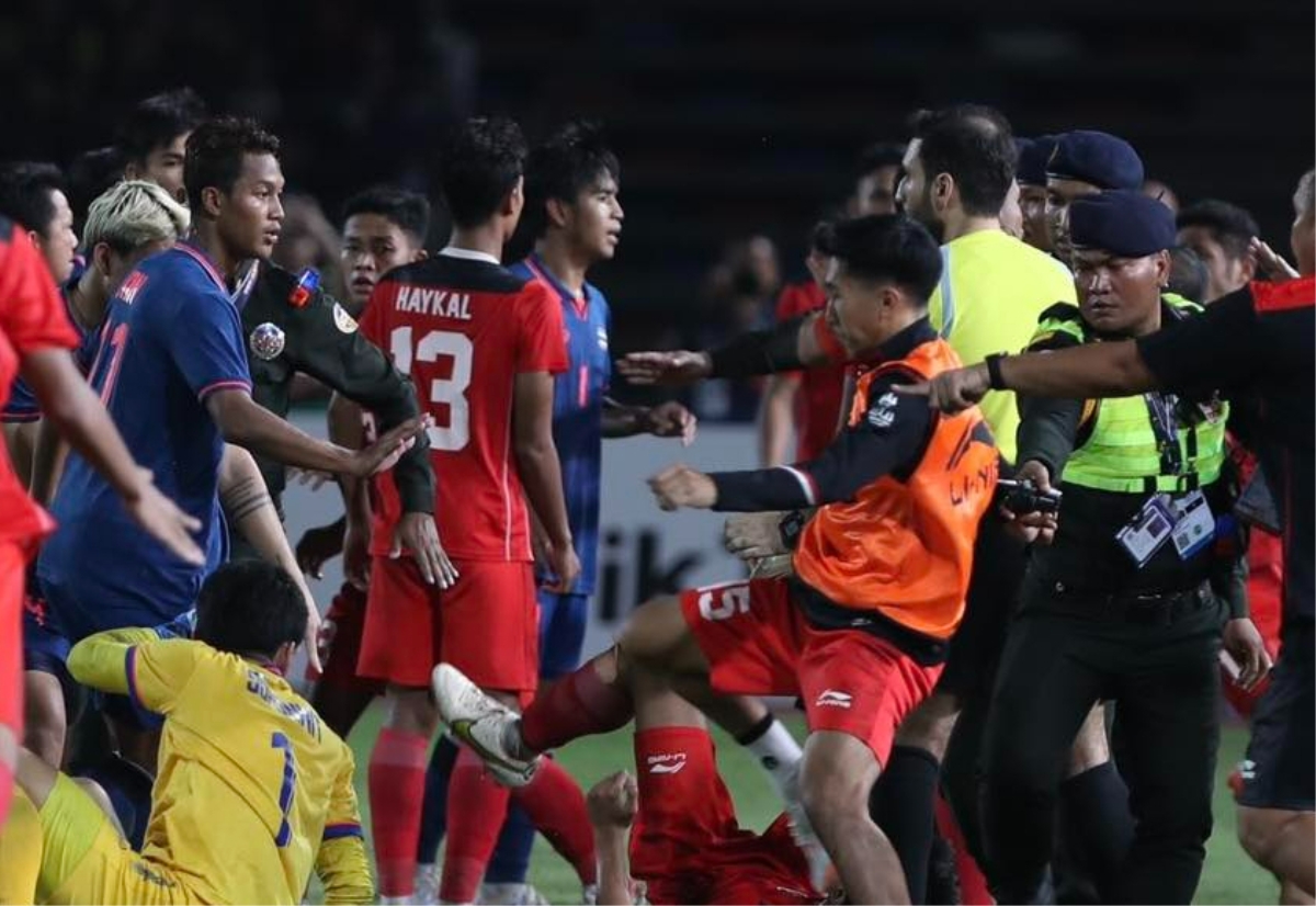Cầu thủ Thái Lan, Indonesia ẩu đả, dân mạng kêu gọi trao HCV cho U22 Việt  Nam