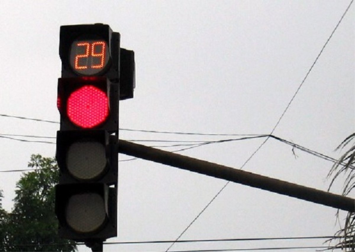 Đồng hồ đếm ngược ở đèn giao thông: Phải lắp thêm chứ sao lại bỏ?