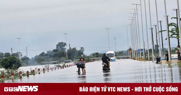 Nhiều tuyến đường ở Huế ngập lụt, bờ sông sạt lở sau mưa lớn