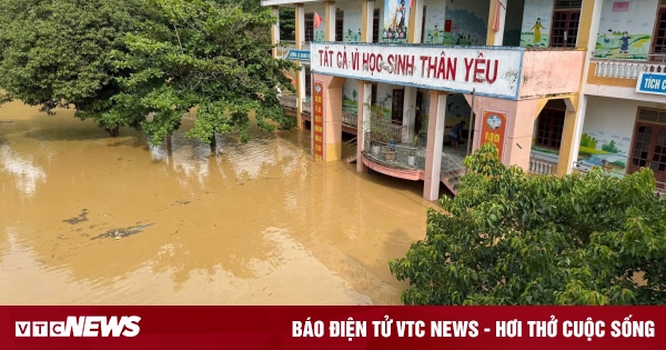 Trường học ở Nghệ An hoang tàn sau bão, thầy cô bơi thuyền đến trường