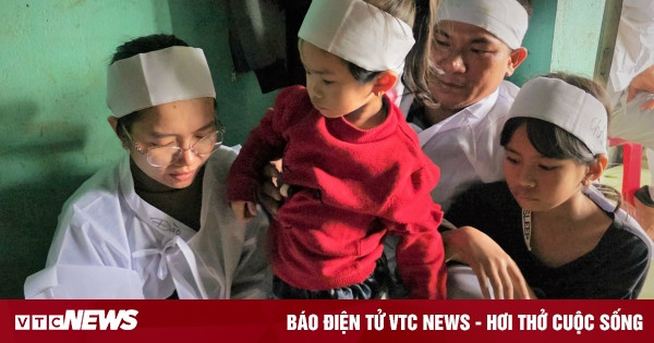 Xót xa người ông quên mình cứu con dâu và hai cháu giữa lũ dữ