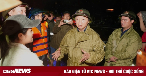 Phó Thủ tướng Trần Hồng Hà kiểm tra vùng ngập, động viên người Huế vượt lũ lớn