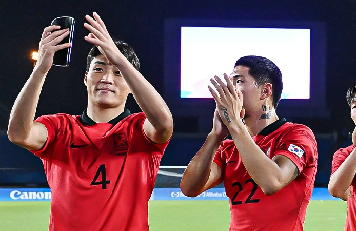 ASIAD 19: Cầu thủ Olympic Hàn Quốc 'tẩy thẻ' trong trận thắng Thái Lan