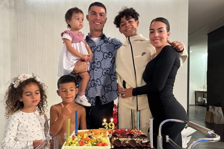 Chiều cao ấn tượng của con trai Ronaldo 13 tuổi khiến dân mạng ngỡ ngàng