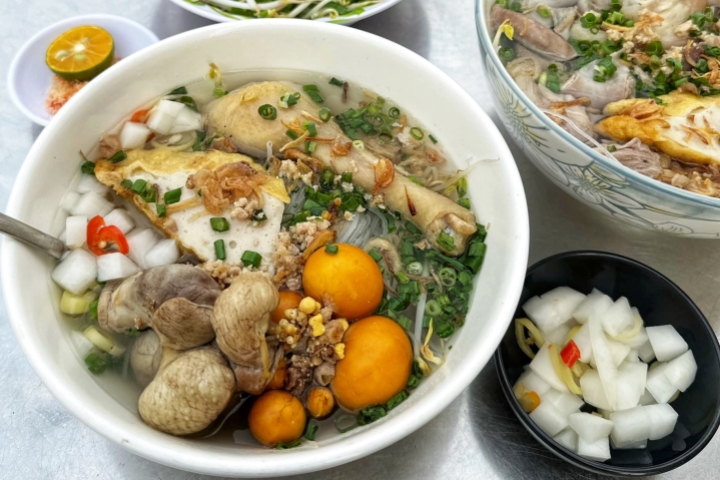 Cách%20nấu%20hủ%20tiếu%20gà%20ngon%20tại%20nhà