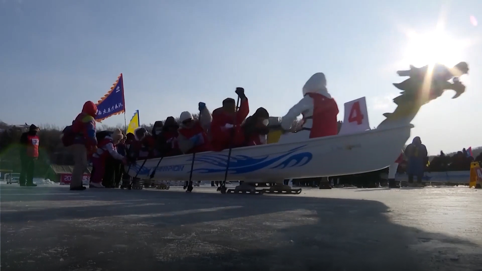 Độc đáo đua thuyền rồng trên mặt băng