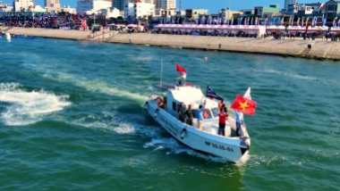 Ngoạn mục lễ diễu hành trên đầm Thị Nại của các tay đua mô tô nước thế giới