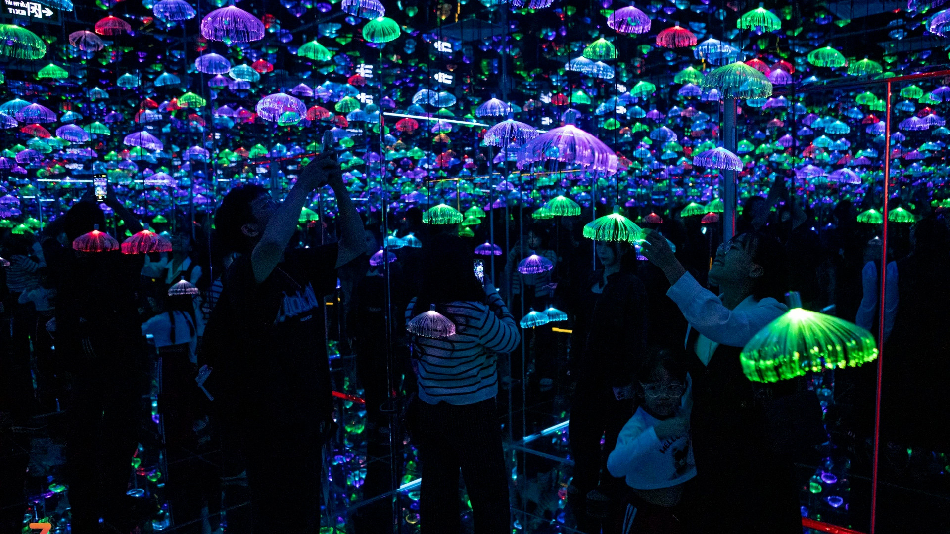 Chen chân check in triển lãm ánh sáng kỳ ảo đang 'hot' nhất Hà Nội 