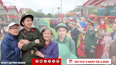 Khoảnh khắc xúc động: Gen Z chia tay gia đình, lên đường làm nghĩa vụ