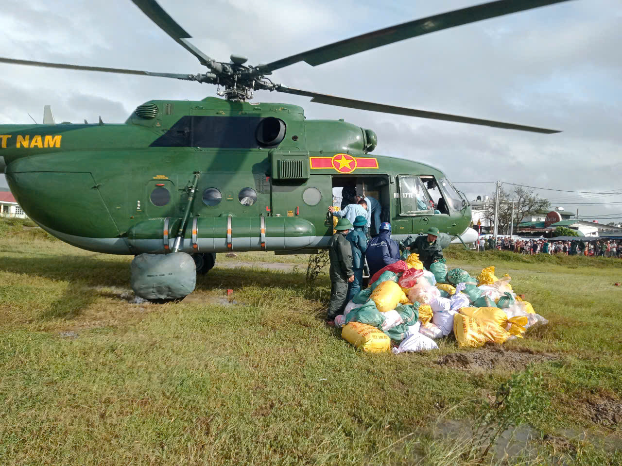 'Ngựa thồ' MI-17 liên tục đến tâm lũ tiếp tế lương thực dân bị cô lập