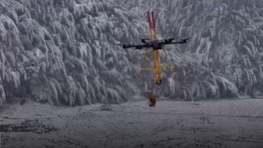 Cận cảnh UAV kết hợp robot dọn sạch băng trên dây điện ở Trung Quốc