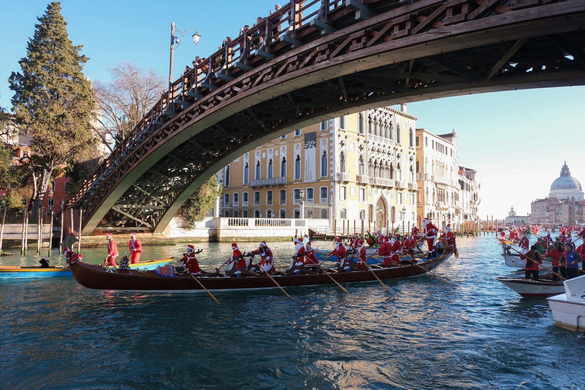 Hàng trăm ông già Noel đua thuyền trên sông Venice