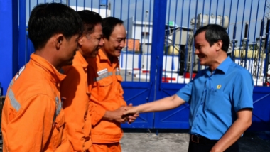 Công đoàn EVNSPC đồng hành, sẻ chia cùng người lao động