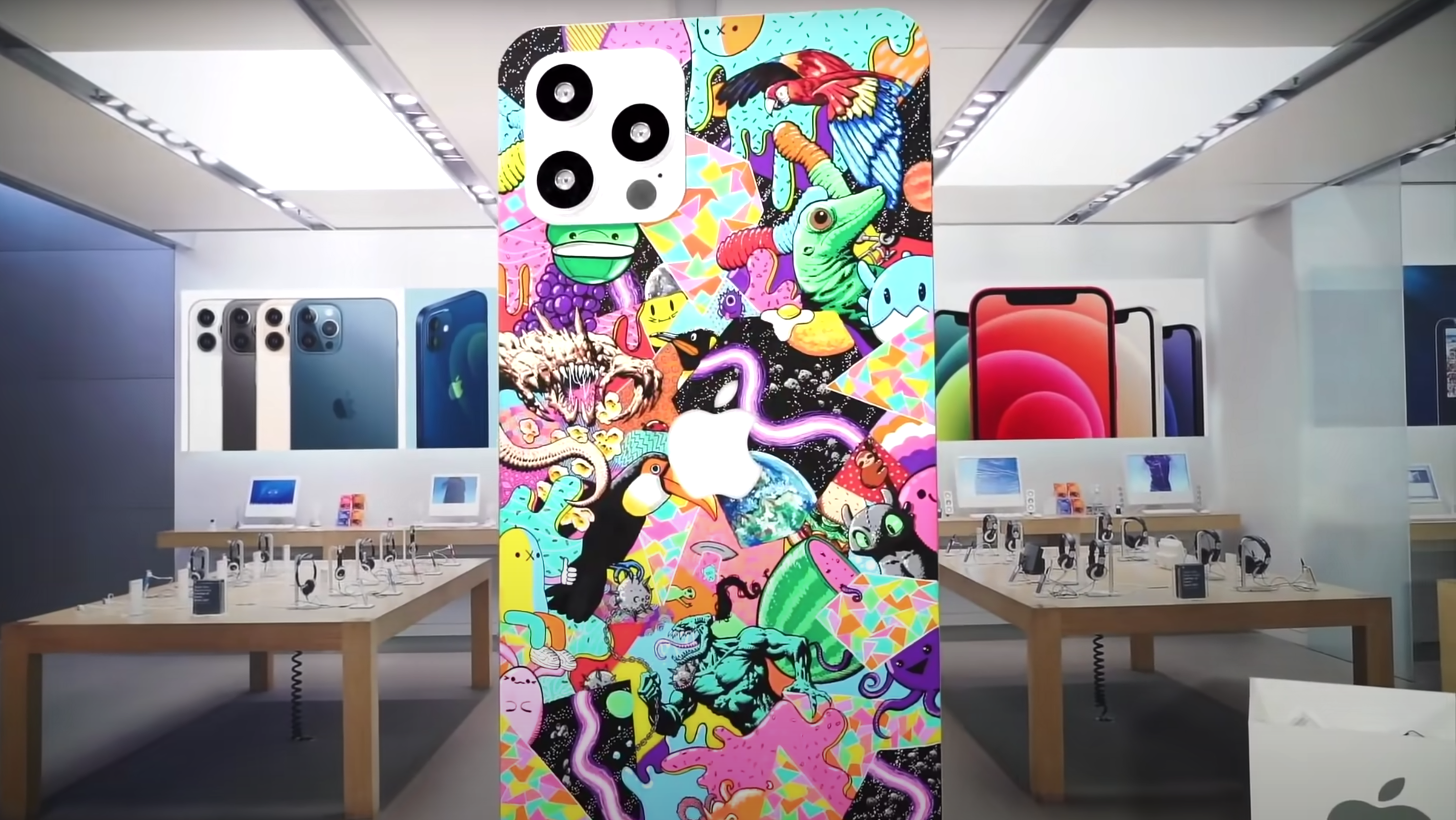 Video: Trang trí chiếc iPhone 12 lớn nhất thế giới trong 50 giờ