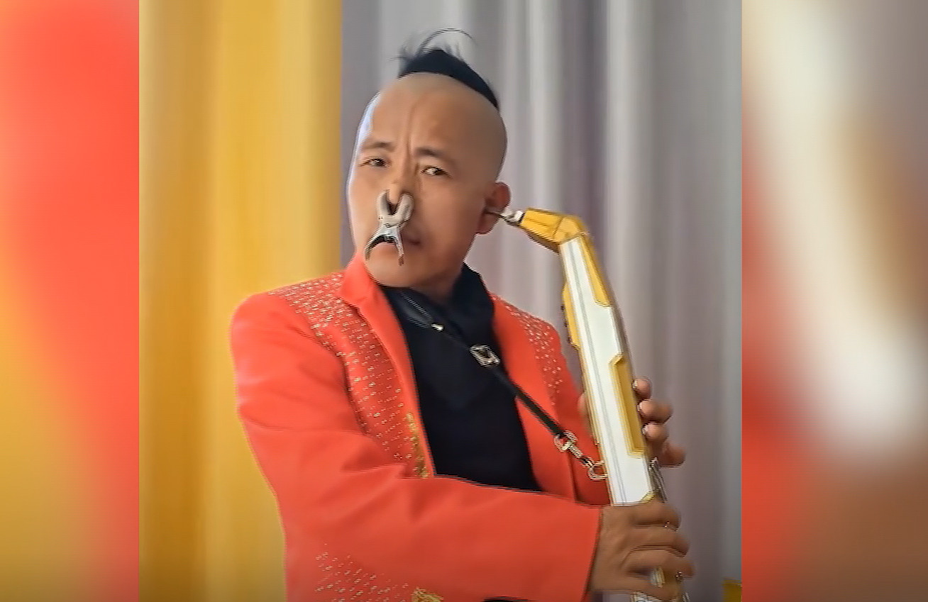Nghệ sĩ Trung Quốc gây choáng với màn thổi kèn bằng tai