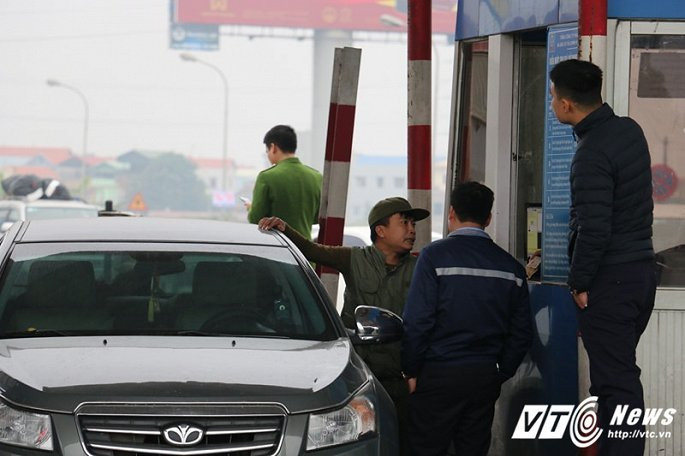 Video: Tài xế quyết đòi 100 đồng tiền thừa tại trạm thu phí số 1 quốc lộ 5
