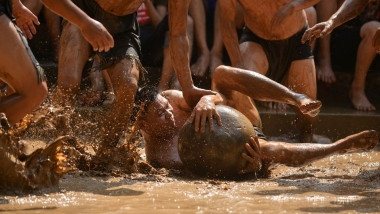 Trai làng đóng khố, vật lộn trong bùn tranh quả cầu nặng 20kg ở Bắc Giang