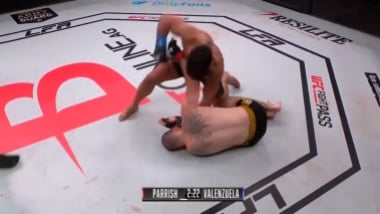 Võ sĩ tung 14 cú đấm liên tiếp hạ knock-out đối thủ 