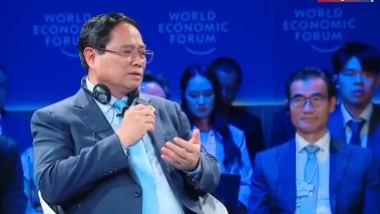 Nghe Thủ tướng trả lời loạt câu hỏi của Chủ tịch điều hành WEF