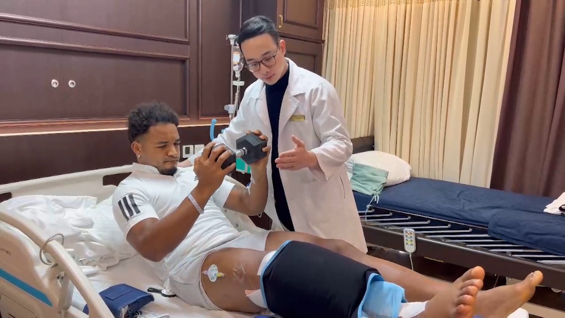 Hình ảnh mới nhất của Nguyễn Xuân Son trong bệnh viện