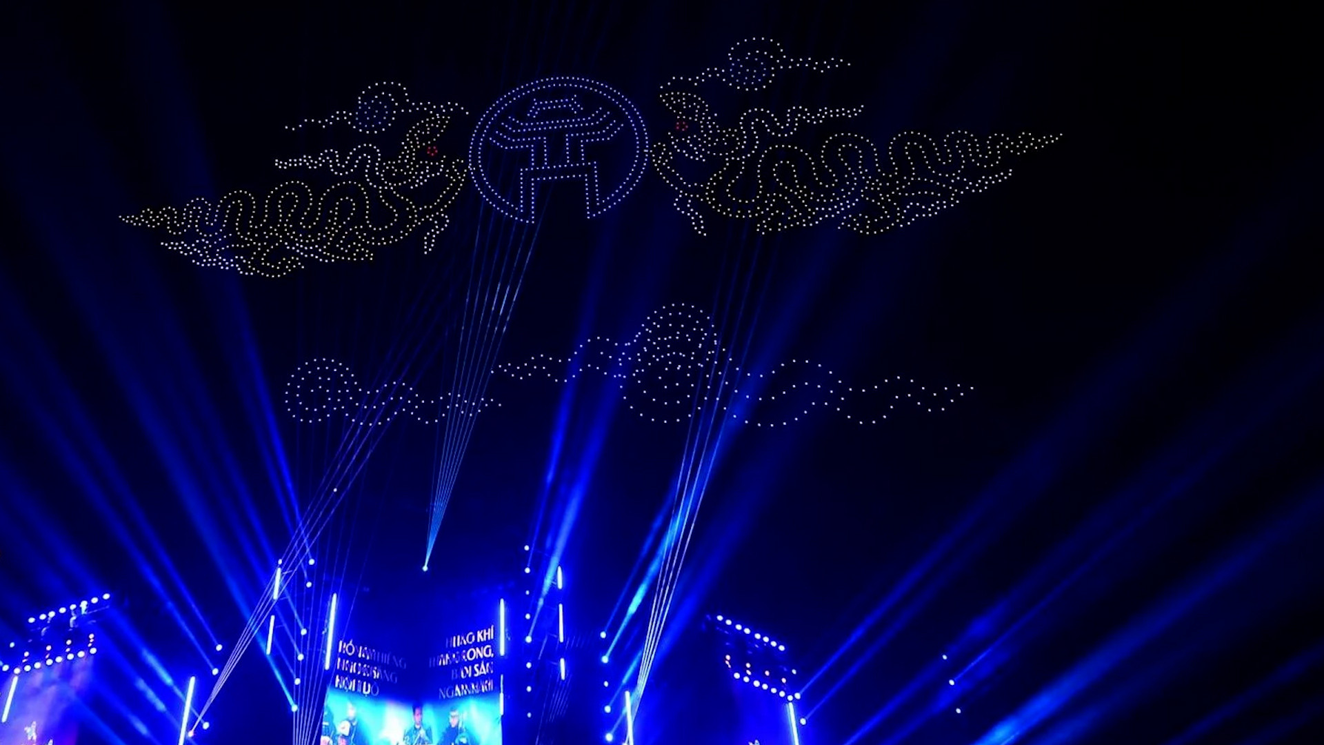 Mãn nhãn 2025 drone light biểu diễn chào năm mới trên bầu trời Hà Nội