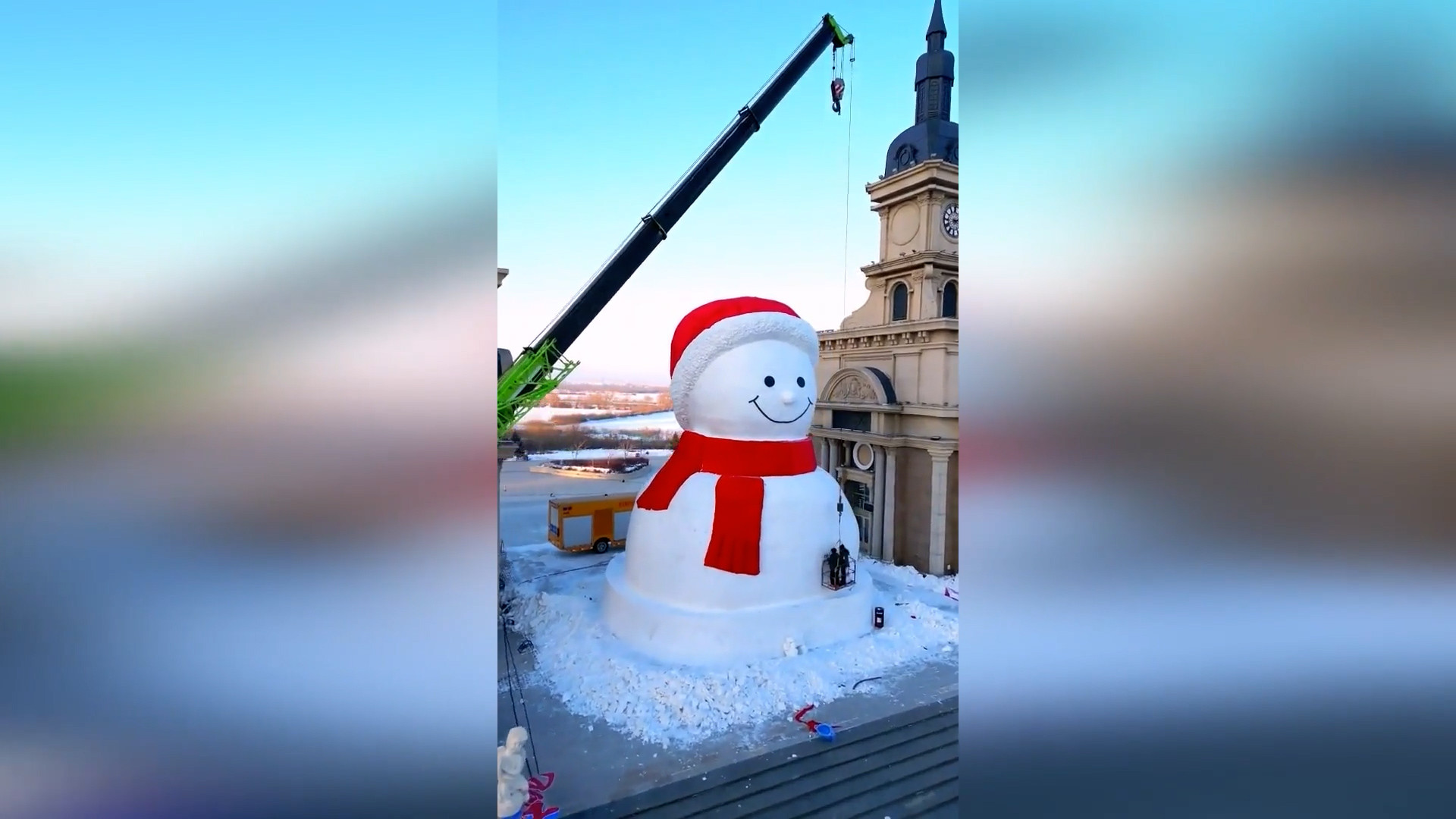 Người tuyết khổng lồ cao 19m biến thành phố Trung Quốc thành xứ sở thần tiên