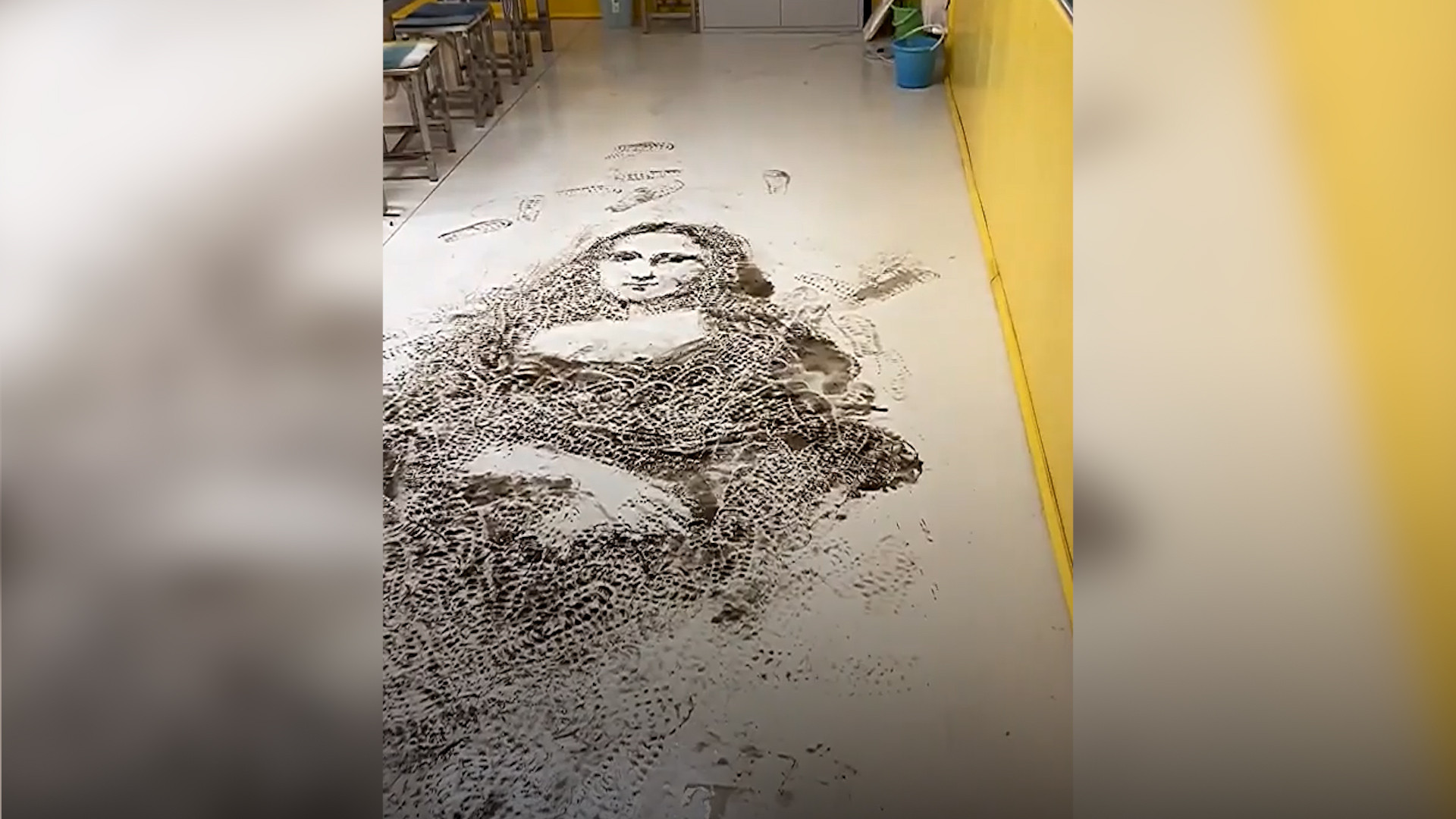 Choáng với bức chân dung Mona Lisa vẽ bằng dấu chân