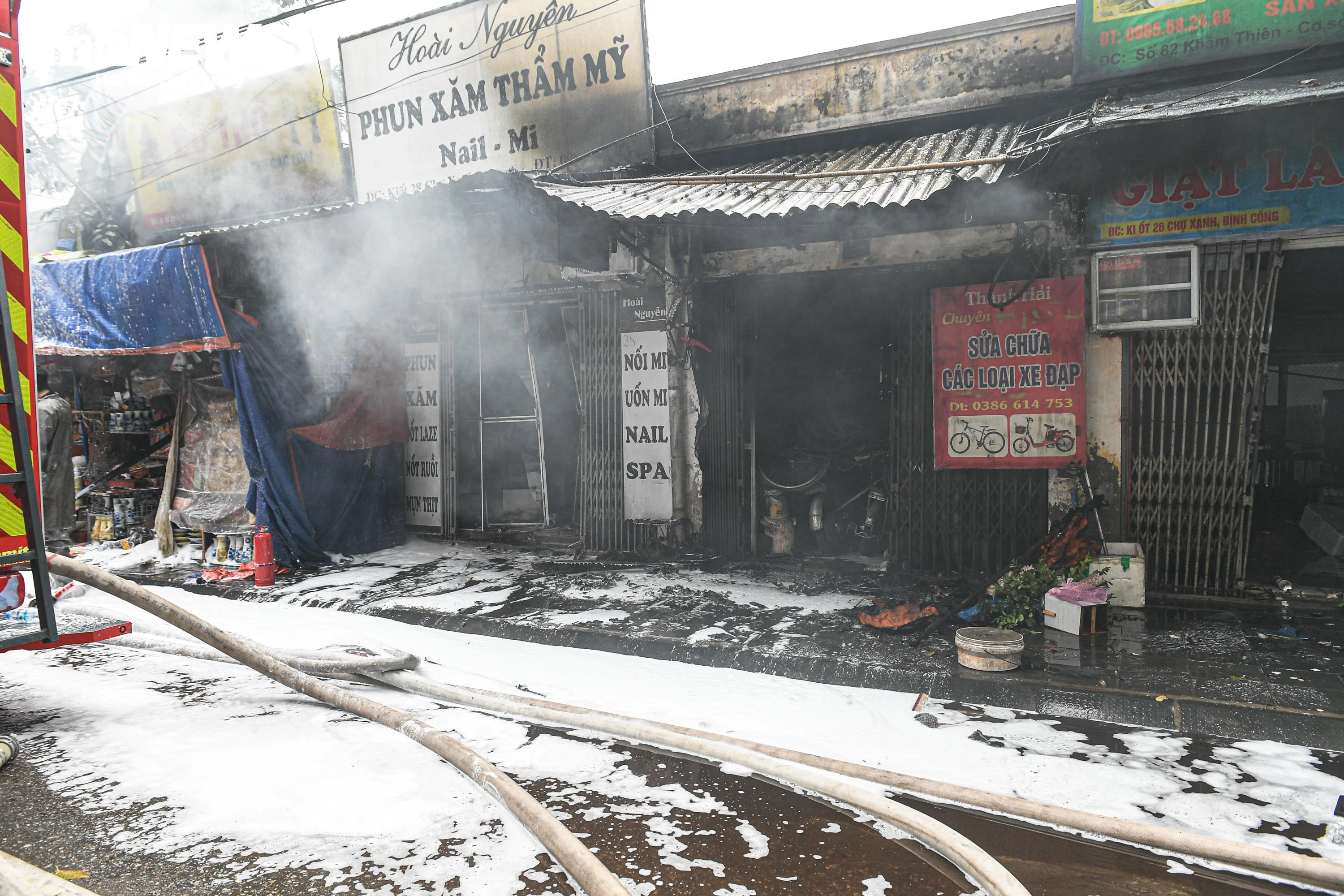 Cháy chợ Xanh ở Hà Nội: Tiểu thương bật khóc, trắng tay 