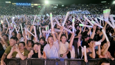 Choáng ngợp cảnh tượng hơn 50.000 người dự hòa nhạc 'Thanh âm kỷ nguyên mới'