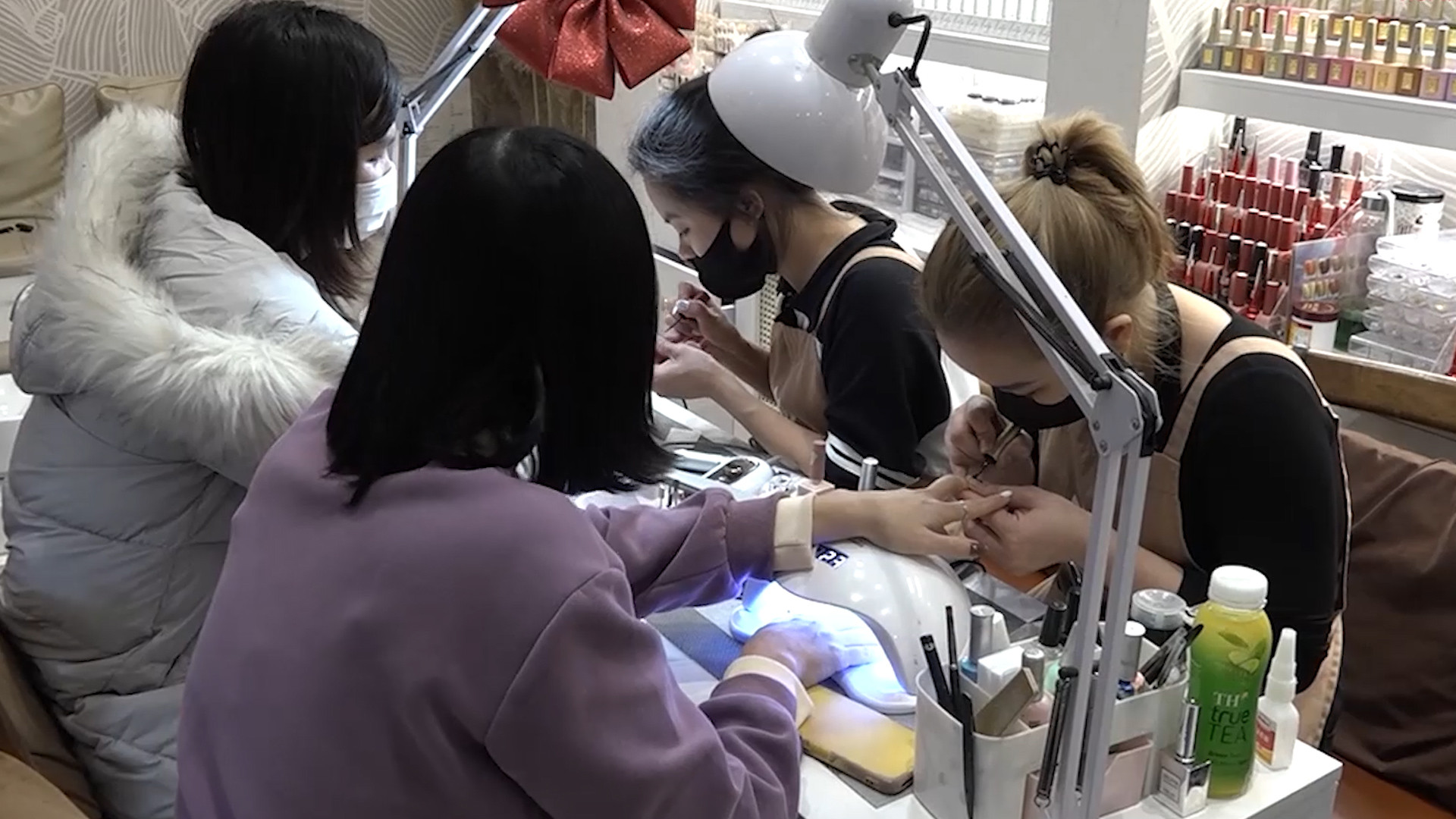 Cửa hàng làm đẹp dịp Tết kín khách từ sáng đến khuya