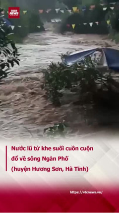 Nước lũ từ khe suối cuồn cuộn đổ về sông Ngàn Phố (huyện Hương Sơn, Hà Tĩnh)