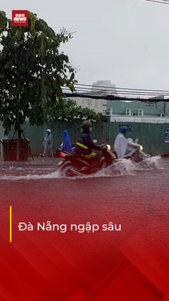 Nhiều tuyến đường thành sông, dân Đà Nẵng bì bõm đẩy xe giữa biển nước