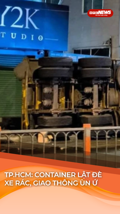 Container lật ngang, đè xe rác, giao thông TP.HCM tê liệt nhiều giờ