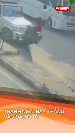 Người đàn ông lao xe máy qua dải phân cách, 'bay' thẳng vào đầu ô tô