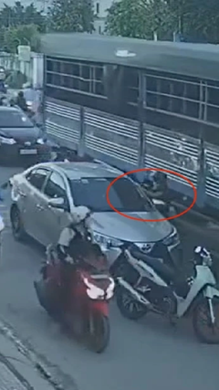 Người đi xe máy hành hung, đập phá ô tô sau va chạm xe ở Bình Dương