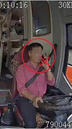 Xử phạt loạt tài xế ngang nhiên sử dụng điện thoại khi cầm lái 