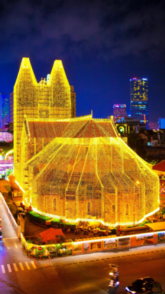 Nhà thờ Đức Bà 'khoác áo mới', rực rỡ ánh vàng đón Giáng sinh