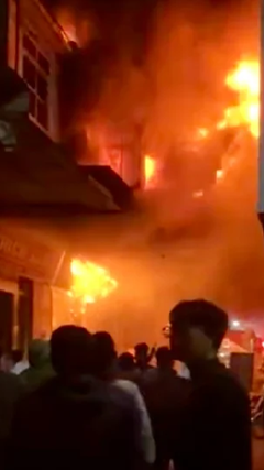 Cháy xưởng gỗ ở Hà Nội trong đêm, khói lửa bốc cao cuồn cuộn