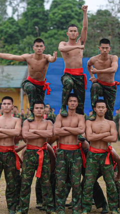 Lính đặc công mình trần thể hiện sức mạnh trong thời tiết giá rét